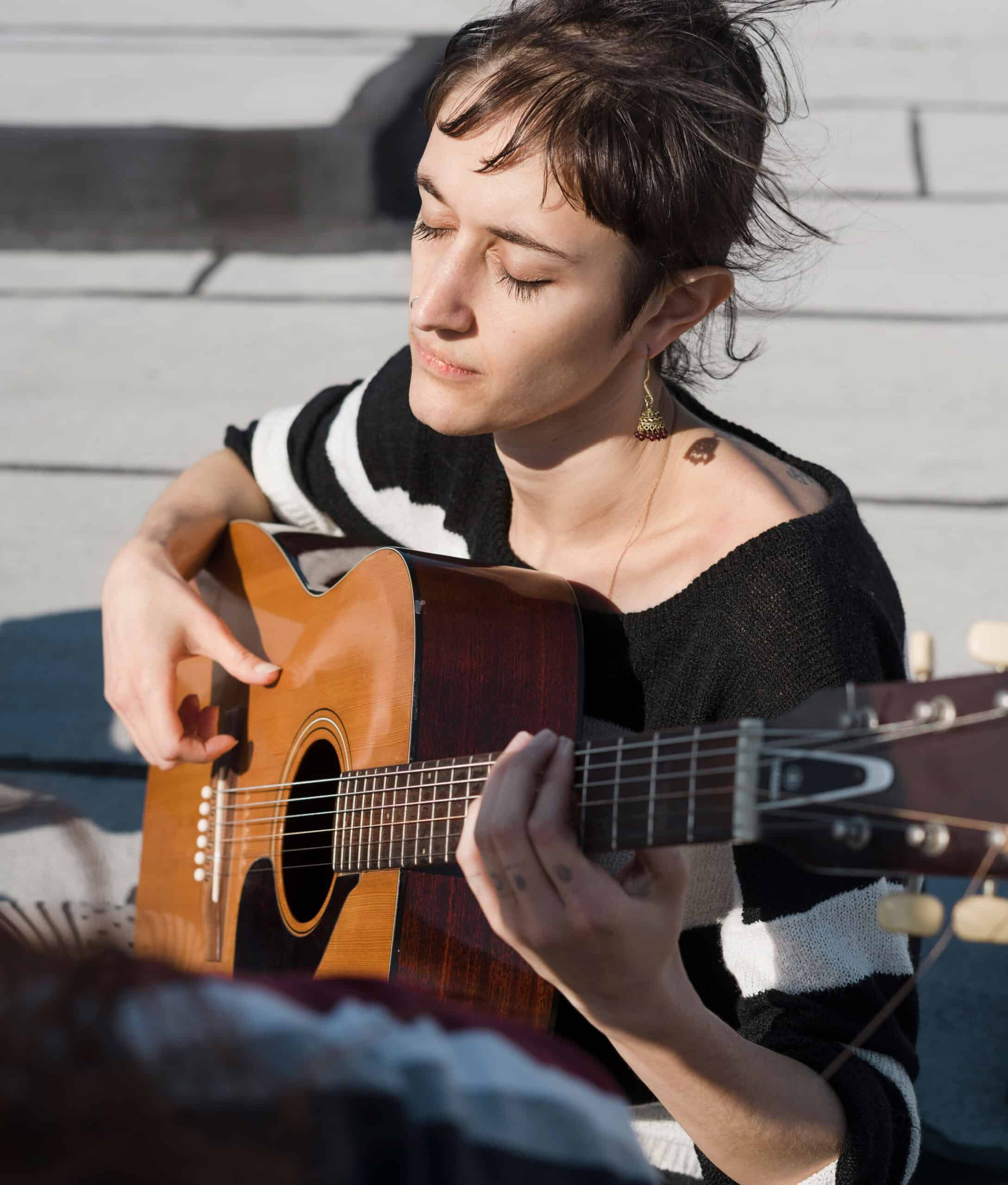 Jornada de sensibilización en la música. Chica tocando la guitarra -Asvia